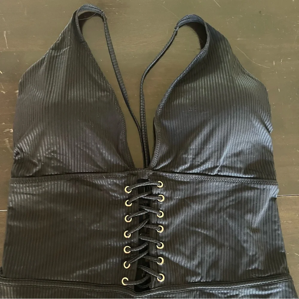 YMI black 3X one piece swimsuit adjustable straps removable pads. Lace up bust